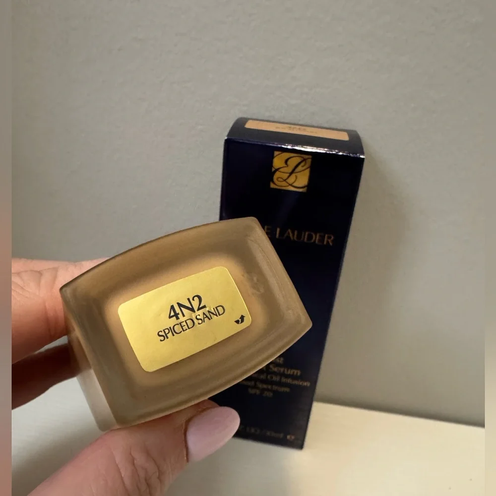 Estēe Lauder Futurist SkinTint Serum SPF 20 - Picture 6 of 6